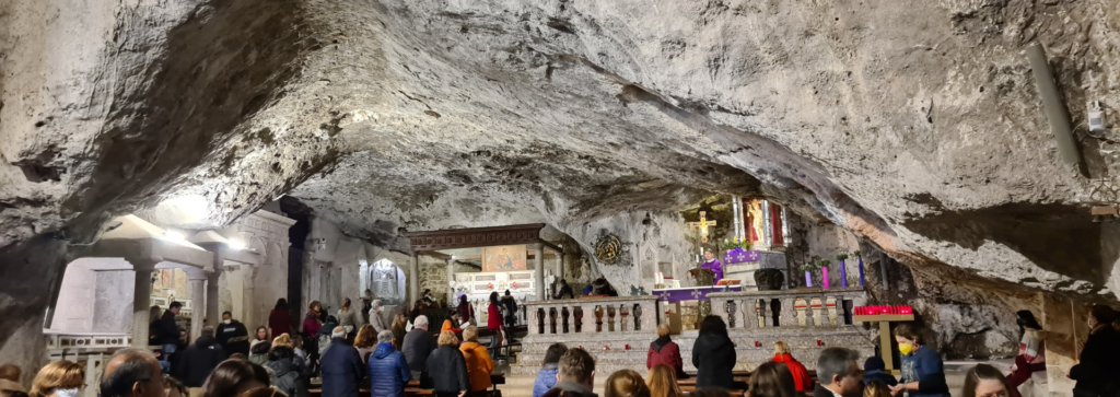 Gruta de São Miguel Arcanjo no Monte Sant'Angelo na Puglia Itália