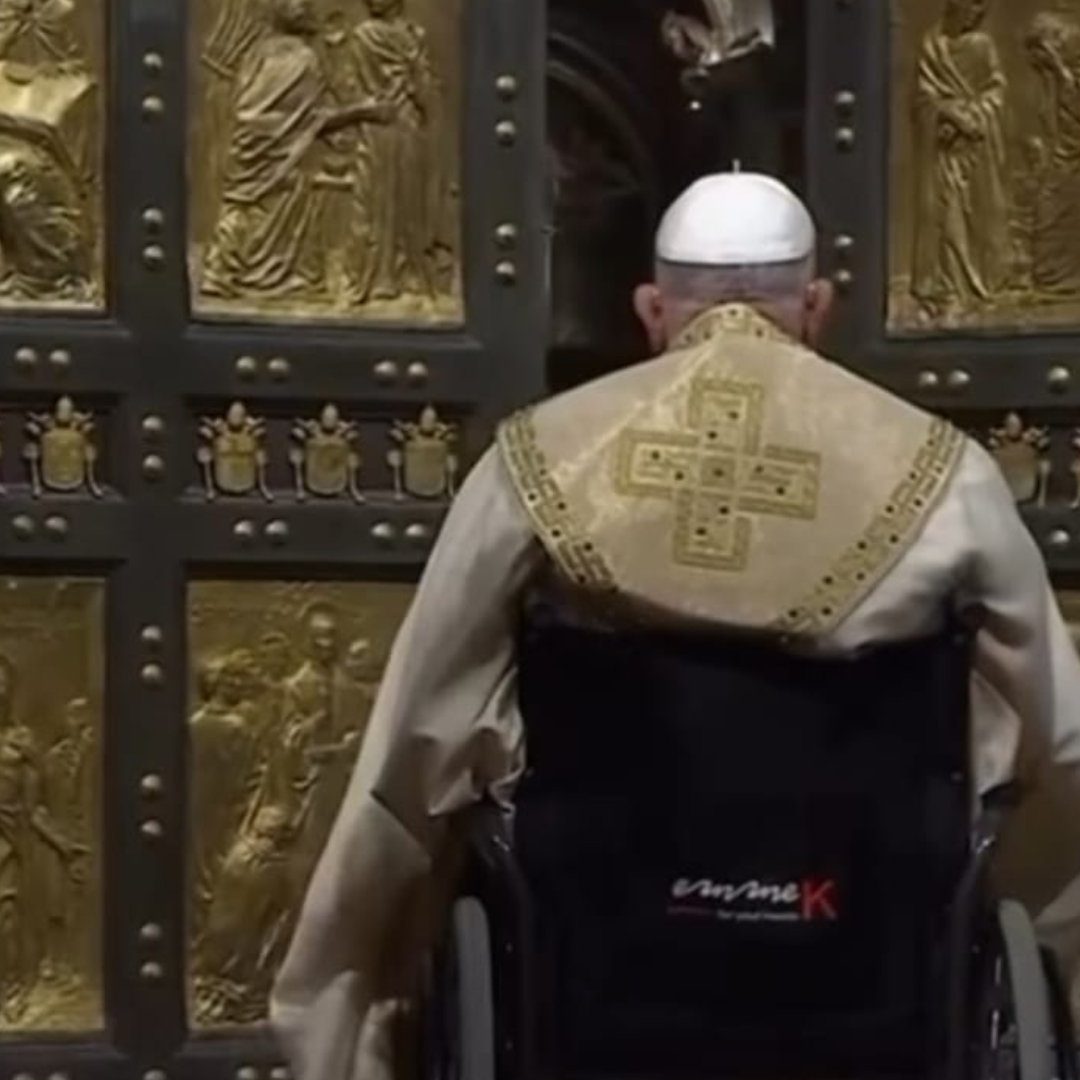 Papa Francisco abrindo a Porta Santa na Basílica de São Pedro