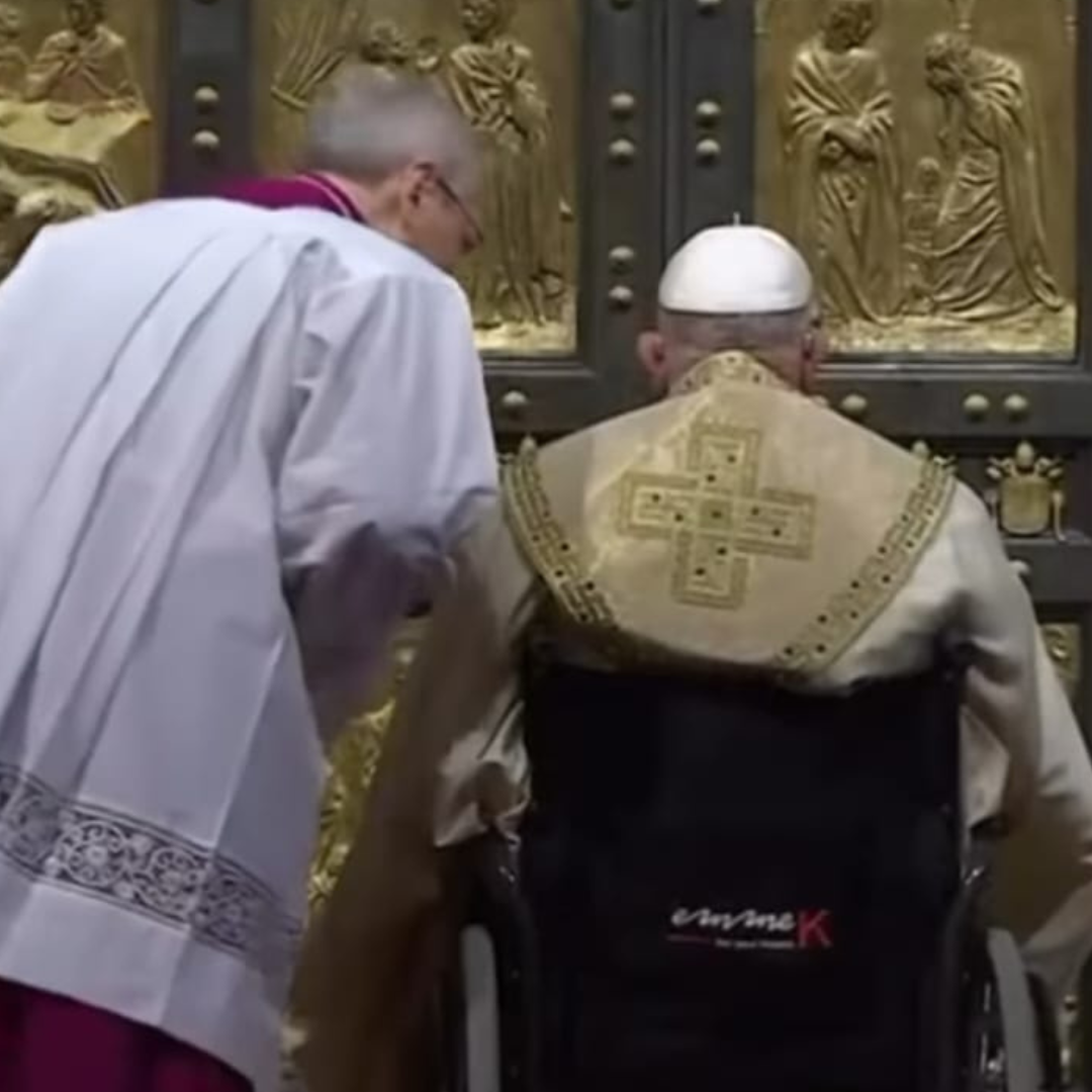 Papa abrindo Porta Santa no Vaticano